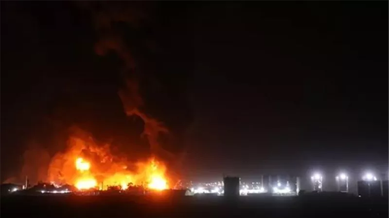 مطار الكويت الدولي.. حريق في خزان وقود بعد تعرضه لهجوم بمسيرات