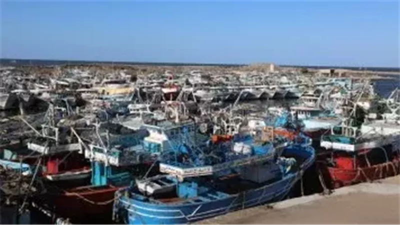 لسوء الأحوال الجوية.. توقف حركة الملاحة والصيد بميناء البرلس بكفر الشيخ