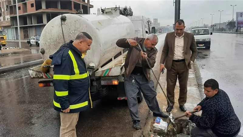 رفع تجمعات المياه منذ الساعات الأولى بشوارع مدينة الدلنجات بالبحيرة