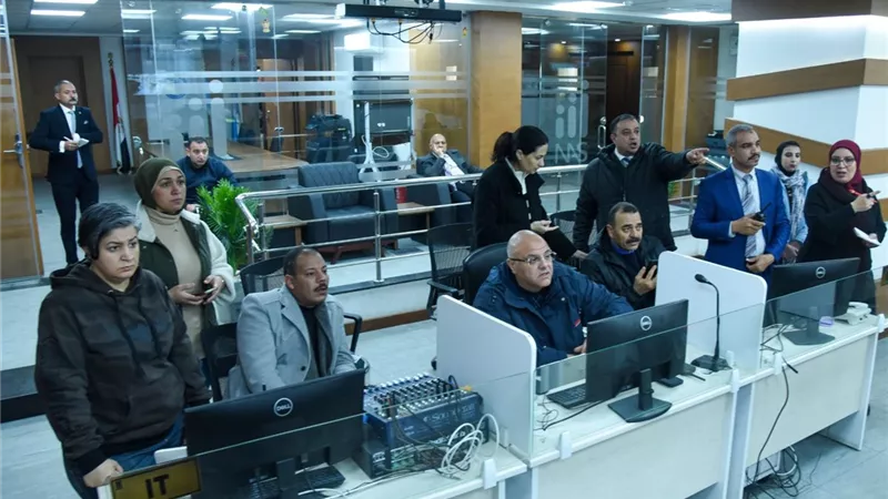 من مركز السيطرة.. محافظ الإسكندرية يتابع تداعيات العاصفة الرياحية
