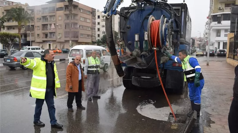 رئيس مياه القناة يتابع جهود الشركة الميدانية للتعامل مع نوة الأمطار