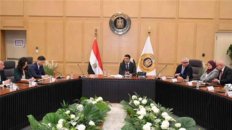 وزير الصناعة يبحث مع مجموعة 