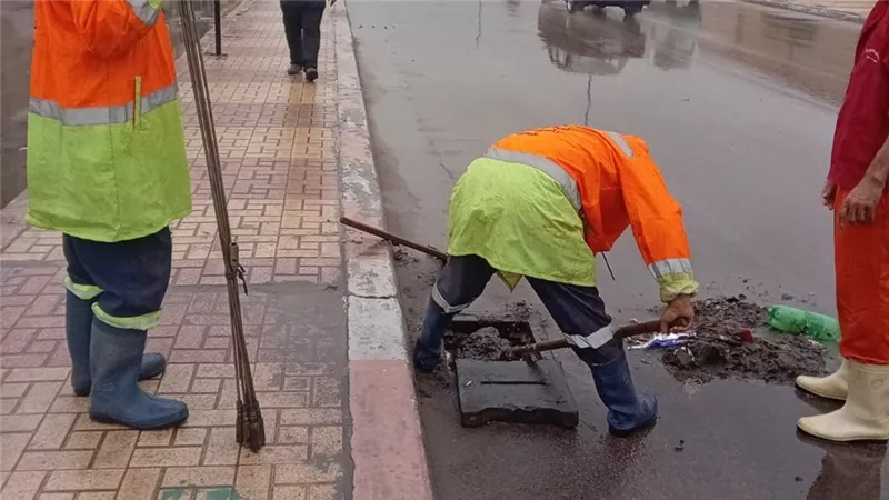 انتشار موسع للمعدات وفرق الطوارئ ورفع تجمعات مياه الأمطار أولًا بأول بالبحيرة