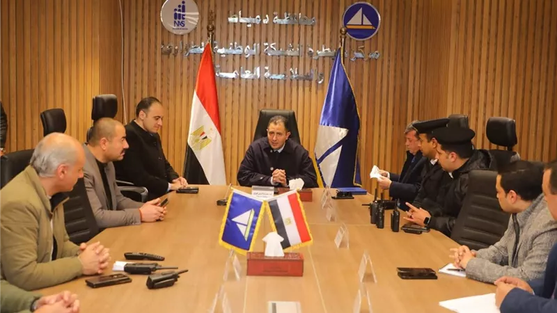 محافظ دمياط يرأس غرفة العمليات لمتابعة الطقس ويؤكد استمرار الانعقاد يومين 
