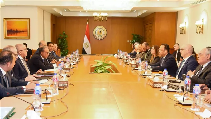 وزيرا خارجية والاتصالات يبحثان تعزيز التعاون في تطوير الخدمات القنصلية 