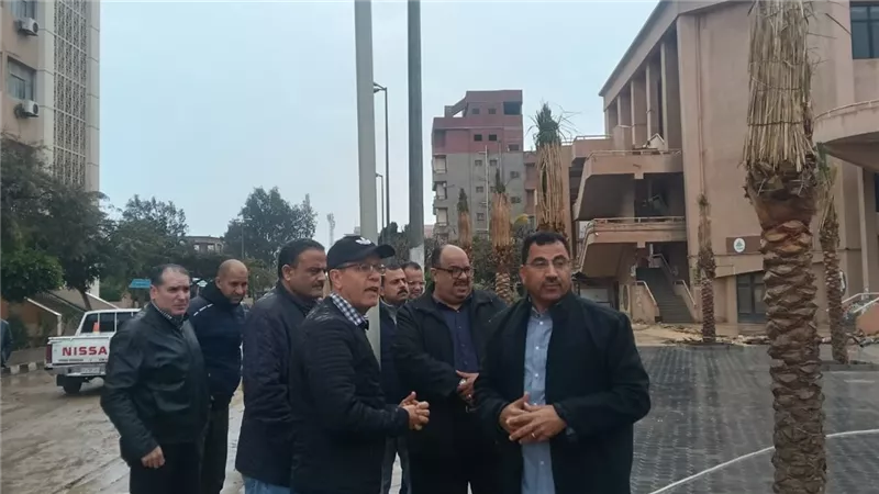 رئيس جامعة بنها يتفقد المنشآت الجامعية وإزالة آثار مياه الأمطار