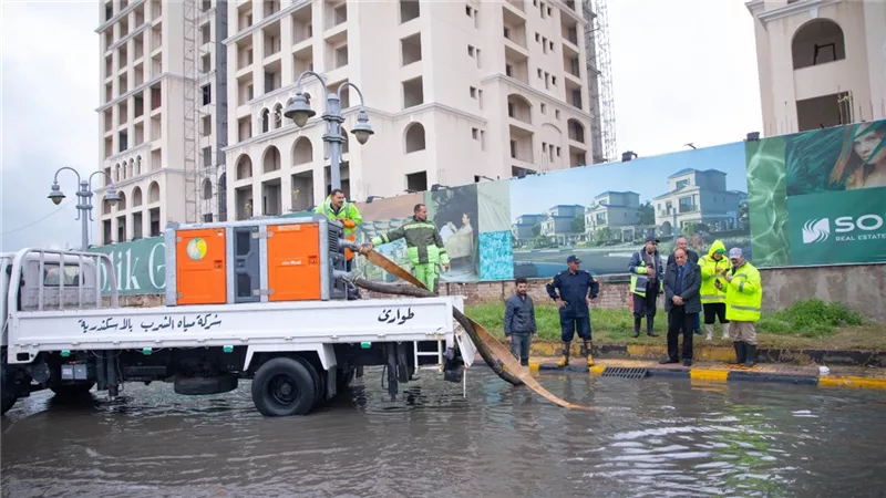 رئيس مياه الشرب بالجيزة يتابع ميدانيًا أعمال سحب مياه الأمطار بمختلف المناطق 