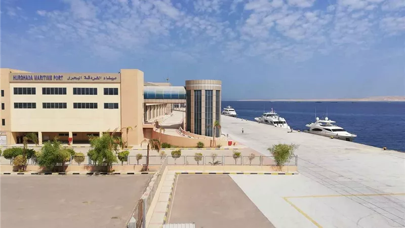 إغلاق ميناءي نويبع والغردقة لسوء الأحوال الجوية وارتفاع الأمواج إلى 3 أمتار 