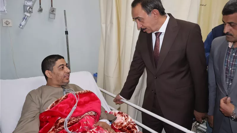 محافظ سوهاج يزور رئيس مكتب تموين عرابة أبيدوس بمستشفى الهلال للاطمئنان عليه