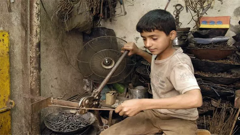 ​وزير العمل يحظر تشغيل الأطفال دون 15 عاماً ويحدد المهن الخطر