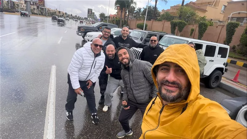 شباب يشاركون بسيارتهم ذات الدفع الرباعي في مساعدة المواطنين في الأمطار 