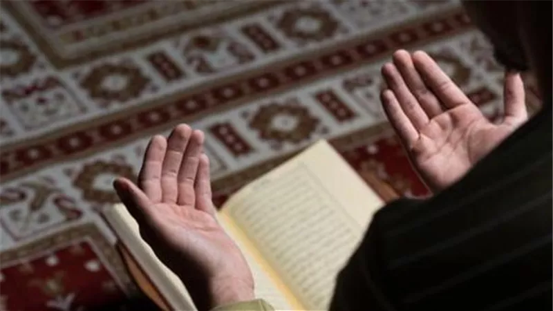 هل يجوز جمع الصلوات في البرد والمطر؟ أمين الفتوى يوضح الحكم والشروط