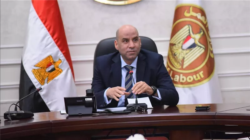 وزير العمل يقرر زيادة 7 أيام إجازة للعاملين بالمهن الخطرة والمناطق النائية