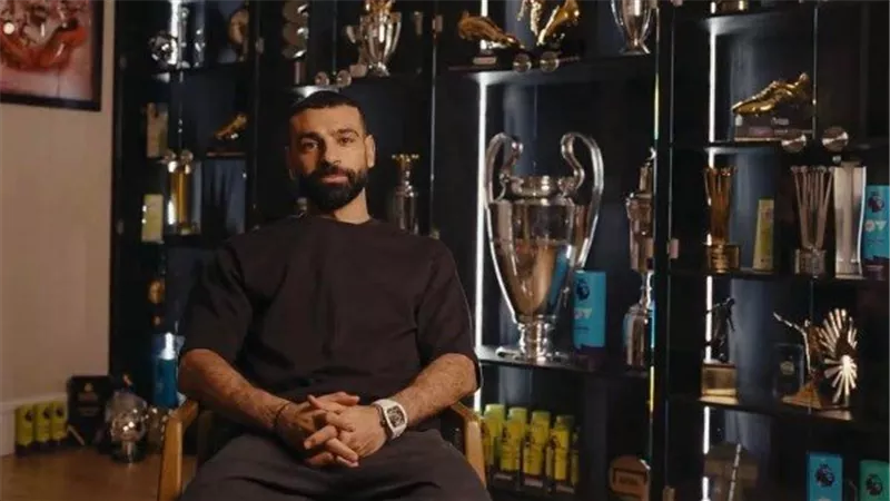 محمد صلاح ووداعه المثير للجدل.. ساعة نادرة تسرق الأنظار
