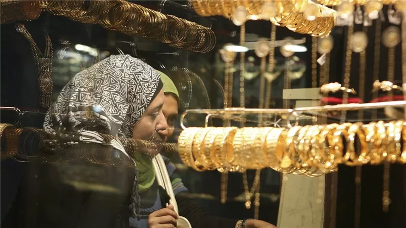 تراجع 70 جنيهًا للجرام.. أول رد فعل من أسواق الذهب بعد قرار تثبيت الفائدة