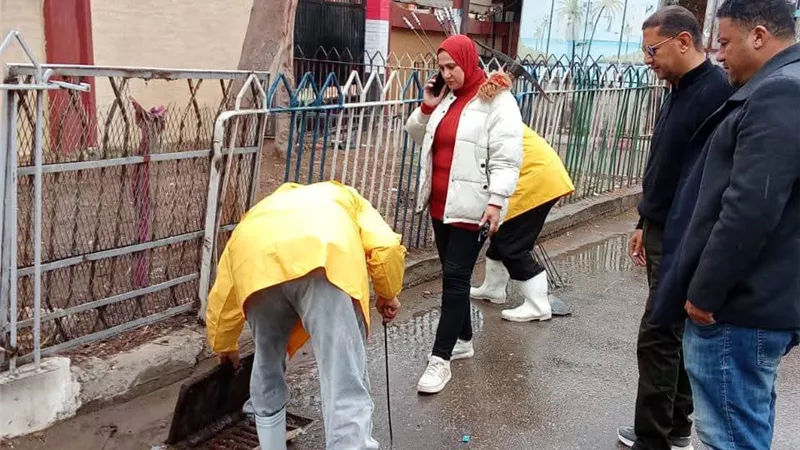 محافظ دمياط يتابع سحب مياه الأمطار ويعلن استمرار الطوارئ لمواجهة الطقس السيئ