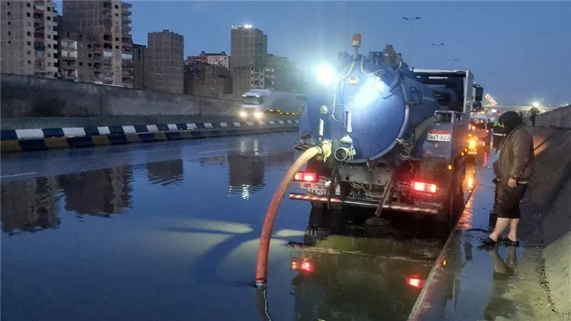 استمرار جهود شركة مياه القليوبية لرفع تجمعات مياه الأمطار طوال الليل والصباح