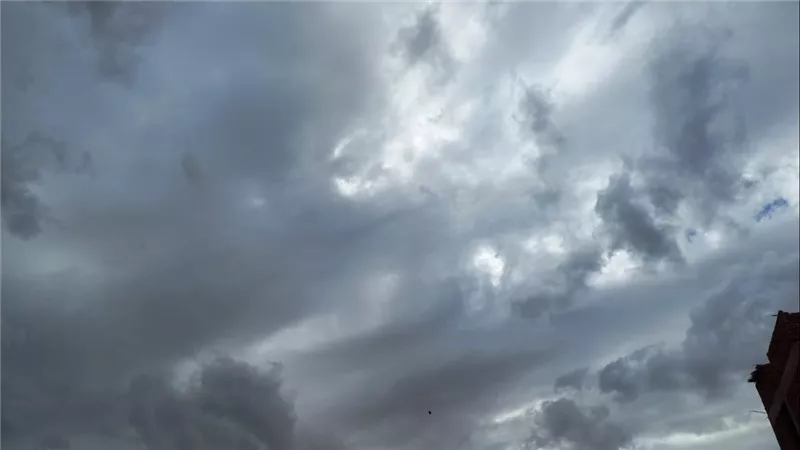طقس قنا اليوم..  انخفاض بدرجات الحرارة وغيوم جزئية  