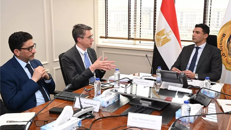 وزير الصناعة يبحث مع 