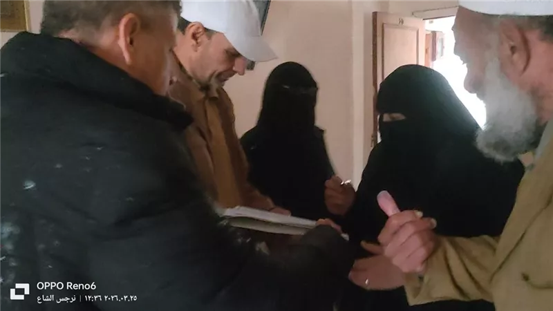 رئيس حي الزهور يتابع تسليم وحدة سكنية لمستحقيها بمنطقة عمر بن العاص ببورسعيد 