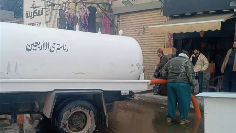 استمرار جهود أحياء السويس بكسح مياه الأمطار ورفع القمامة وتأمين أعمدة الإنارة