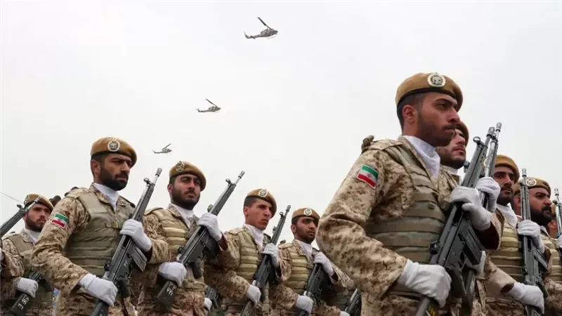 قائد الجيش الإيراني يحذر: الحرب البرية ستكون أكثر خطورة على العدو