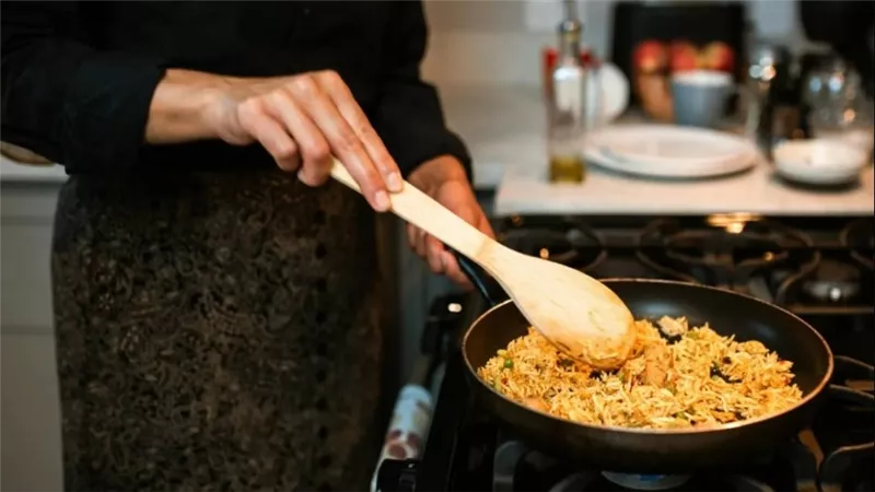 ماذا يحدث عند إعادة تسخين الأرز؟ معلومات مهمة لا تعرفينها