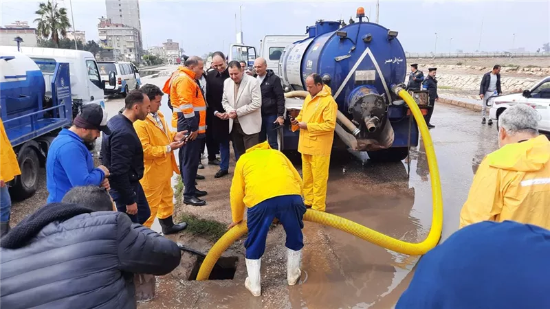 محافظ دمياط ورئيس شركة المياه يتابعان ميدانيا جهود مواجهة الأمطار وسوء الطقس