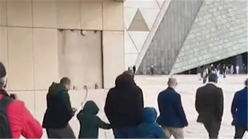 أول رد رسمي من المتحف الكبير على فيديو المطر وسقوط قطعة من الجدار  