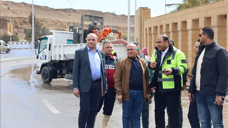رئيس القابضة للمياه يتابع ميدانيا أعمال سحب مياه الأمطار بالقاهرة والجيزة