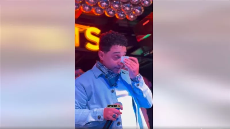 بدور عليكي.. رضا البحراوي يوقف الغناء ويبكي في أولى حفلاته بعد وفاة والدته