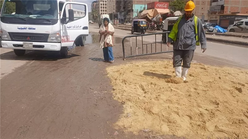 حى شرق شبرا الخيمة بالقليوبية ينجح فى إصلاح هبوط أرضى بشارع 15 مايو