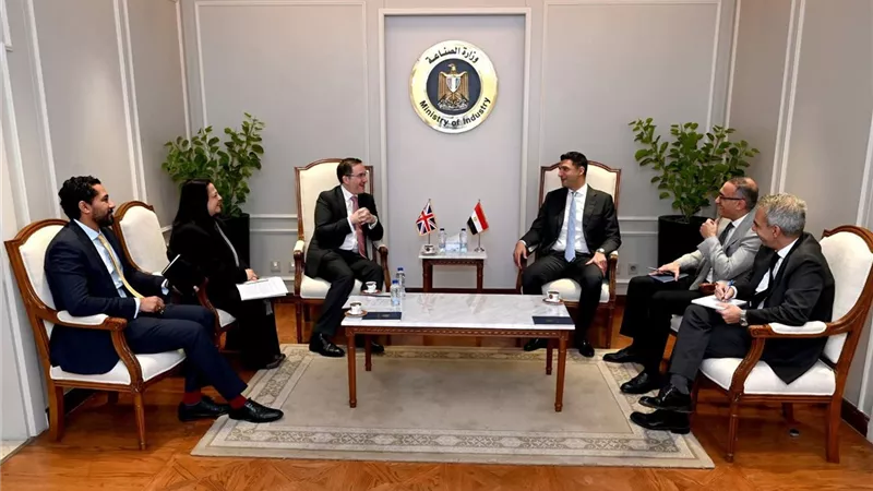 وزير الصناعة يبحث مع سفير بريطانيا تعزيز الاستثمارات في مصر