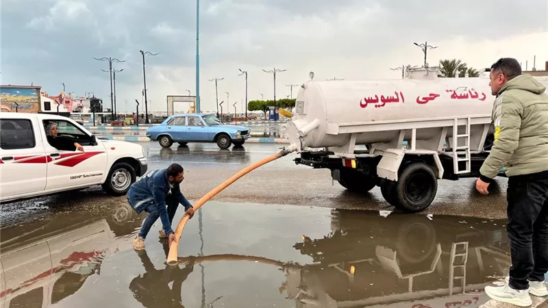 كسح المياه المتراكمة في شوارع السويس بعد أمطار غزيرة تحت متابعة المحافظ