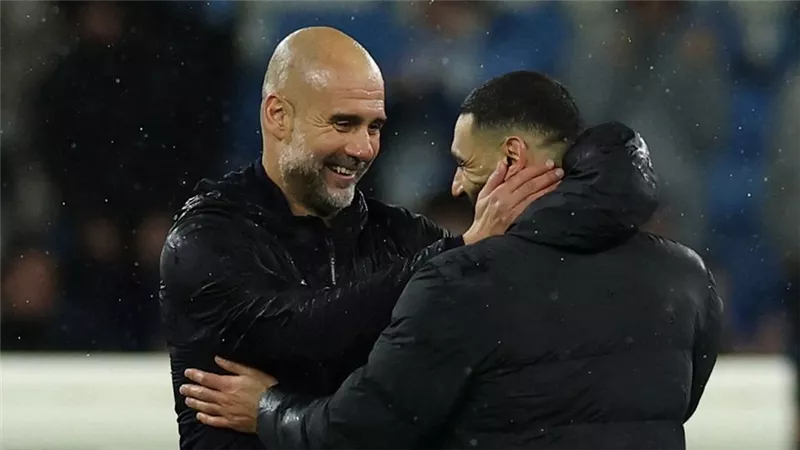 جوارديولا يكسر صمته ويتحدث عن رحيل محمد صلاح: «كان دائمًا السلاح الأقوى»