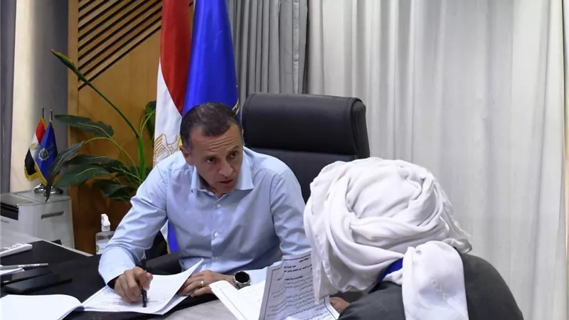 محافظ أسوان : توجيهات عاجلة لتلبية مطالب المواطنين وتعزيز الحماية الاجتماعية