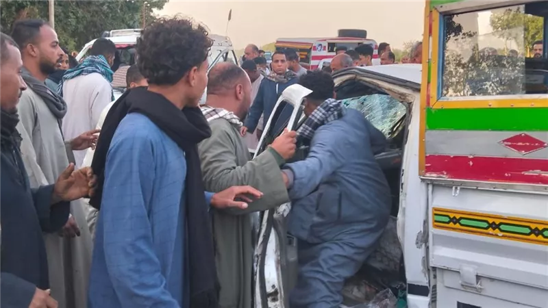 16 مصابًا في حادث ميكروباص وأجرة على طريق أصفون غرب الأقصر