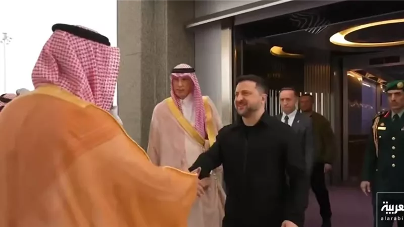 لحظة ووصل الرئيس الأوكراني فولوديمير زيلينسكي إلى مدينة جدة (فيديو)