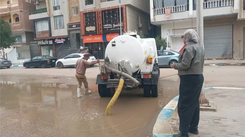 تحركات ميدانية مكثفة بحي فيصل لمتابعة رفع اثار الأمطار وتحقيق السيولة المرورية