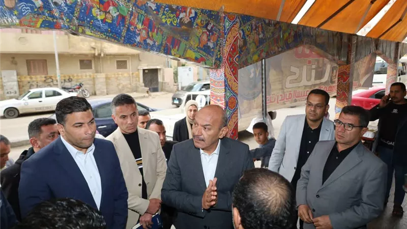 بدءا من السبت.. محافظ السويس يشدد على تطبيق قرار غلق المحال التجارية 