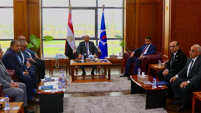 محافظ السويس يبحث مع أعضاء النواب والشيوخ تطوير المرافق والخدمات العامة 