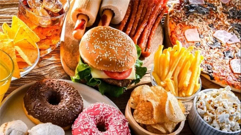 دراسة تؤكد: تناول الوجبات السريعة يزيد معدل الوفاة بعد السرطان