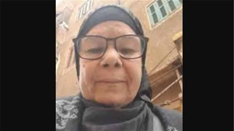 بناتها طردوها ورموا عفشها في الشارع.. القصة الكاملة للأم التي أبكت الجميع