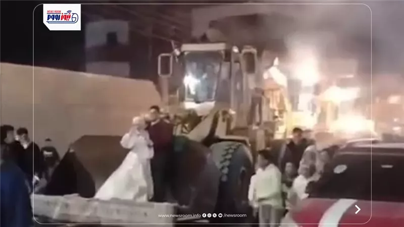 زفة بـ اللوادر في الفيوم.. عريس يكسر التقاليد بموكب معدات ثقيلة
