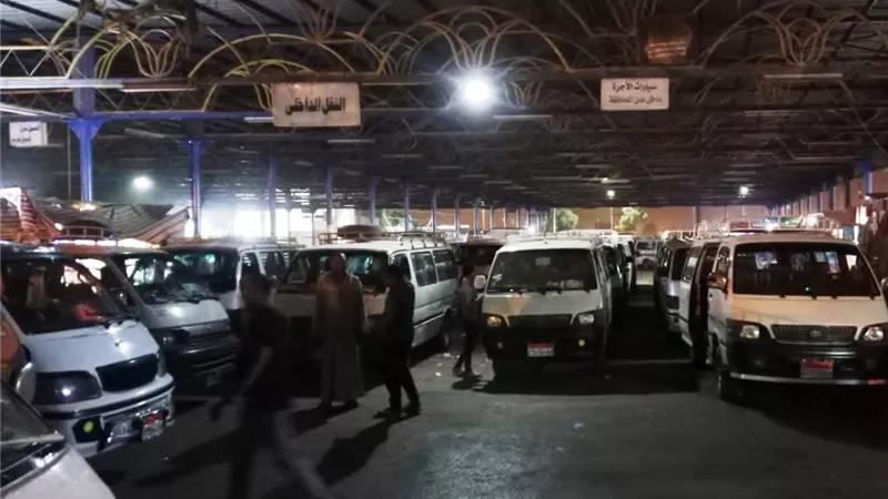محافظ أسوان يوجة بتشديد الرقابة على خطوط السير والمواقف 