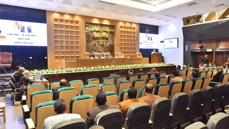 محافظ أسيوط يواصل اجتماعاته لمتابعة مشروعات حياة كريمة