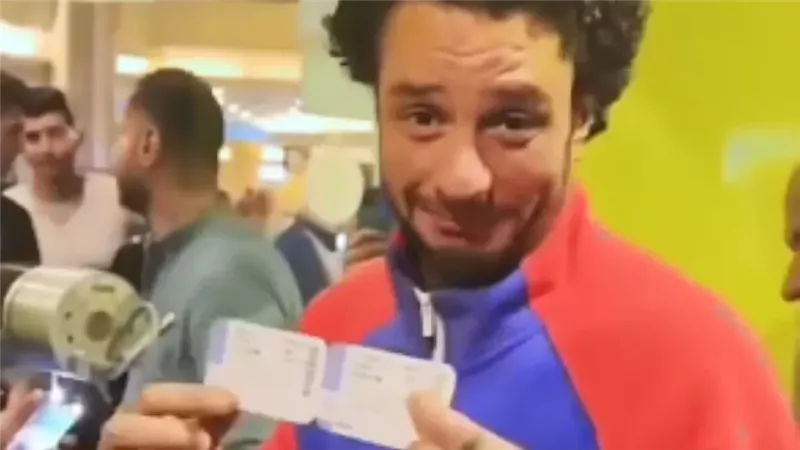 أحمد الفيشاوي يقطع تذاكر فيلمه سفاح التجمع للجمهور من داخل السينمات