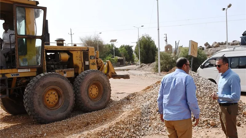 محافظ أسوان يضبط أسطوانات بوتاجاز تُباع بأزيد من سعرها ويأمر بالتحفظ عليها 