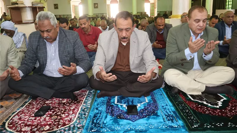 محافظ سوهاج ونائبه يؤديان صلاة الجمعة بمسجد الشرطة بحي شرق