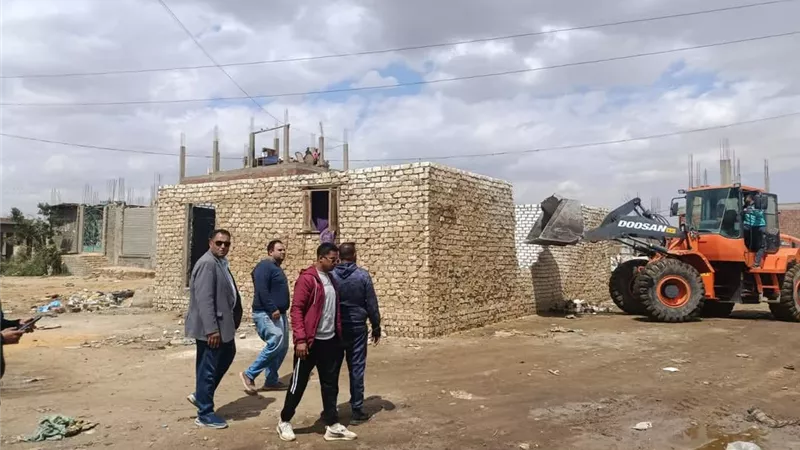 إزالة تعديات على أراضي الدولة بمنطقة اللاجون بحي الجناين في السويس